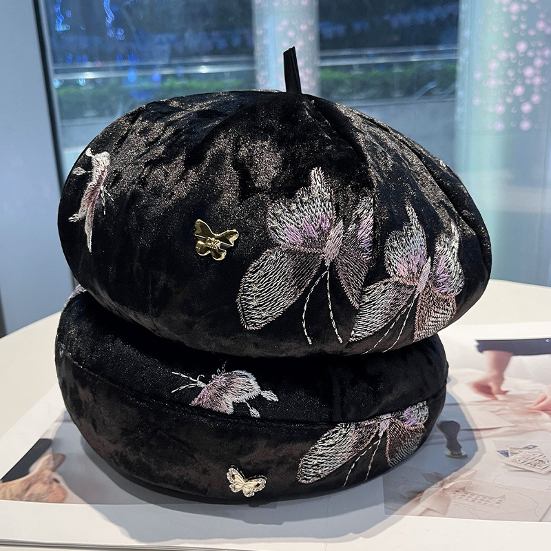 Street Fashion Pose - ファッショナブルな蝶の刺繍が施された、芸術的な雰囲気を醸し出すエレガントなポーズ。多用途な画家のベレー帽、カジュアルなストリートスタイルのニュースボーイキャップ。