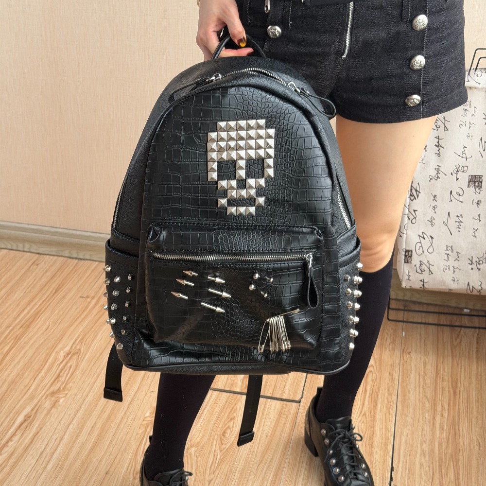 Street Fashion Hip Hop - オリジナルブラッククロコダイルパターンスカルリベットバックパックピン装飾ストリートファッションコンピュータスクールバッグ男性と女性用