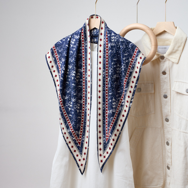Bandana Multi Way - デニムブルー三角スカーフ新プリントバンダナマルチウェイサッシュベルト日焼け止めショール女性の高級シルクのようなスカーフ
