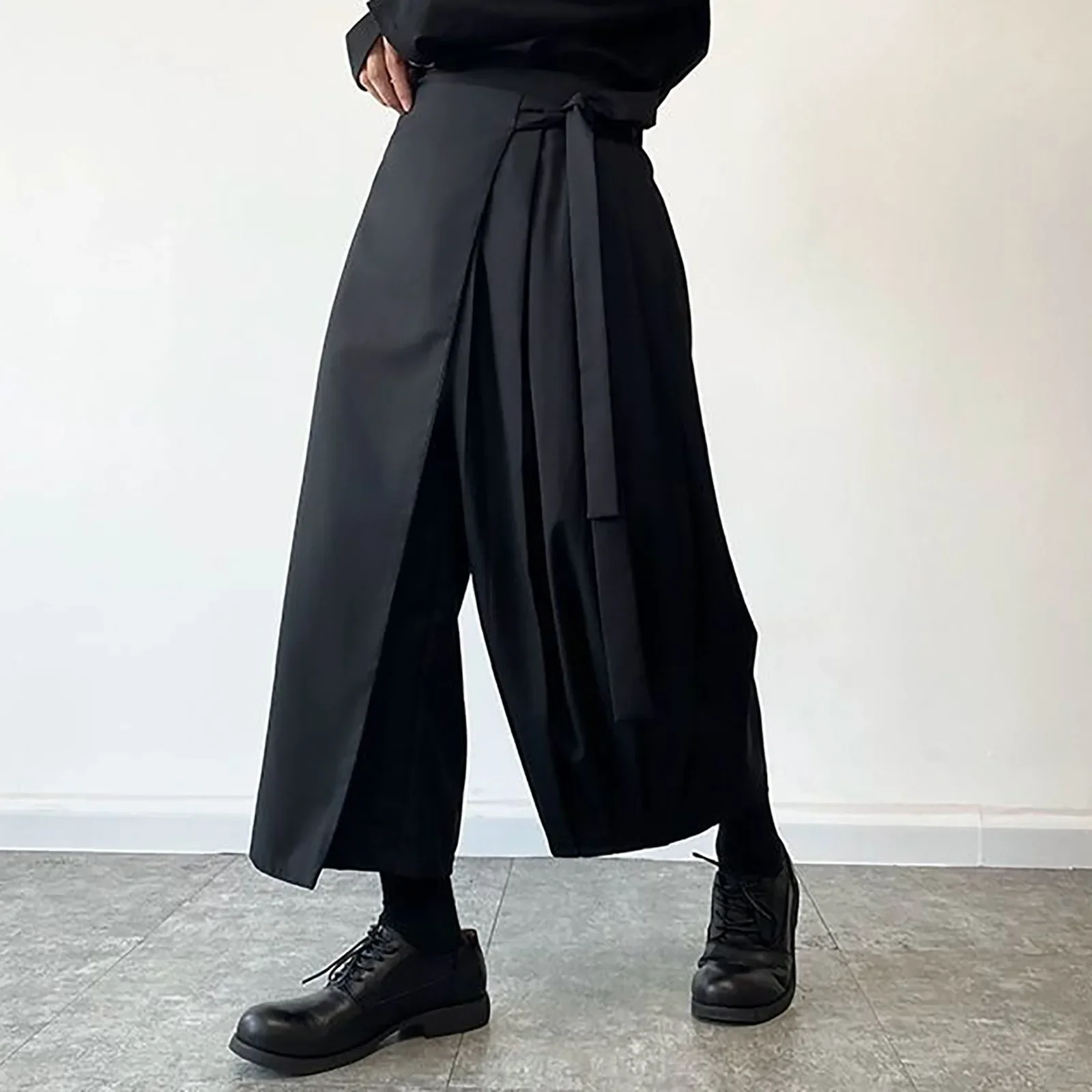 Street Fashion In Japanese - レトロダークスタイルメンズスカートパンツワイドレッグファッションだぶだぶのズボン剣道キュロット無地レースアップ男性スカートパンツ日本語