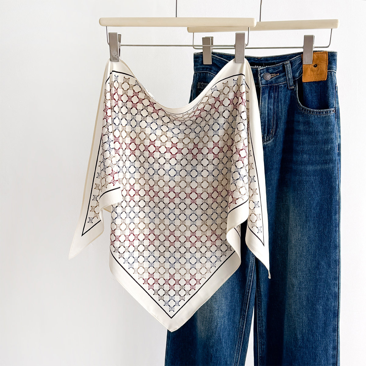 滑らかでシルキーな感触の三角形バンダナ女性用マルチウェイユー - Bandana Multi Way のレビューと価格