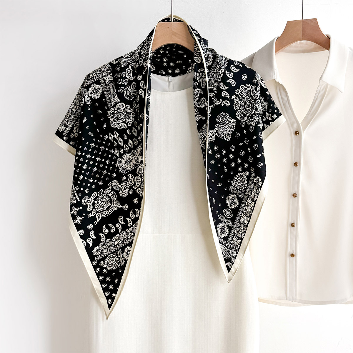 滑らかでシルキーな感触の三角形バンダナ女性用マルチウェイユー - Bandana Multi Way のレビューと価格