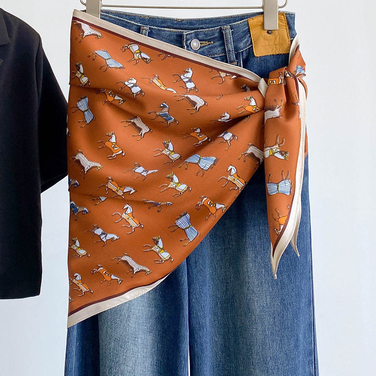 トレンディなサテン三角ショール馬柄プリント女性用スカーフネッ - Bandana Multi Way のレビューと価格