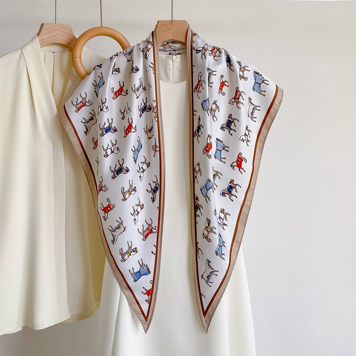トレンディなサテン三角ショール馬柄プリント女性用スカーフネッ - Bandana Multi Way のレビューと価格