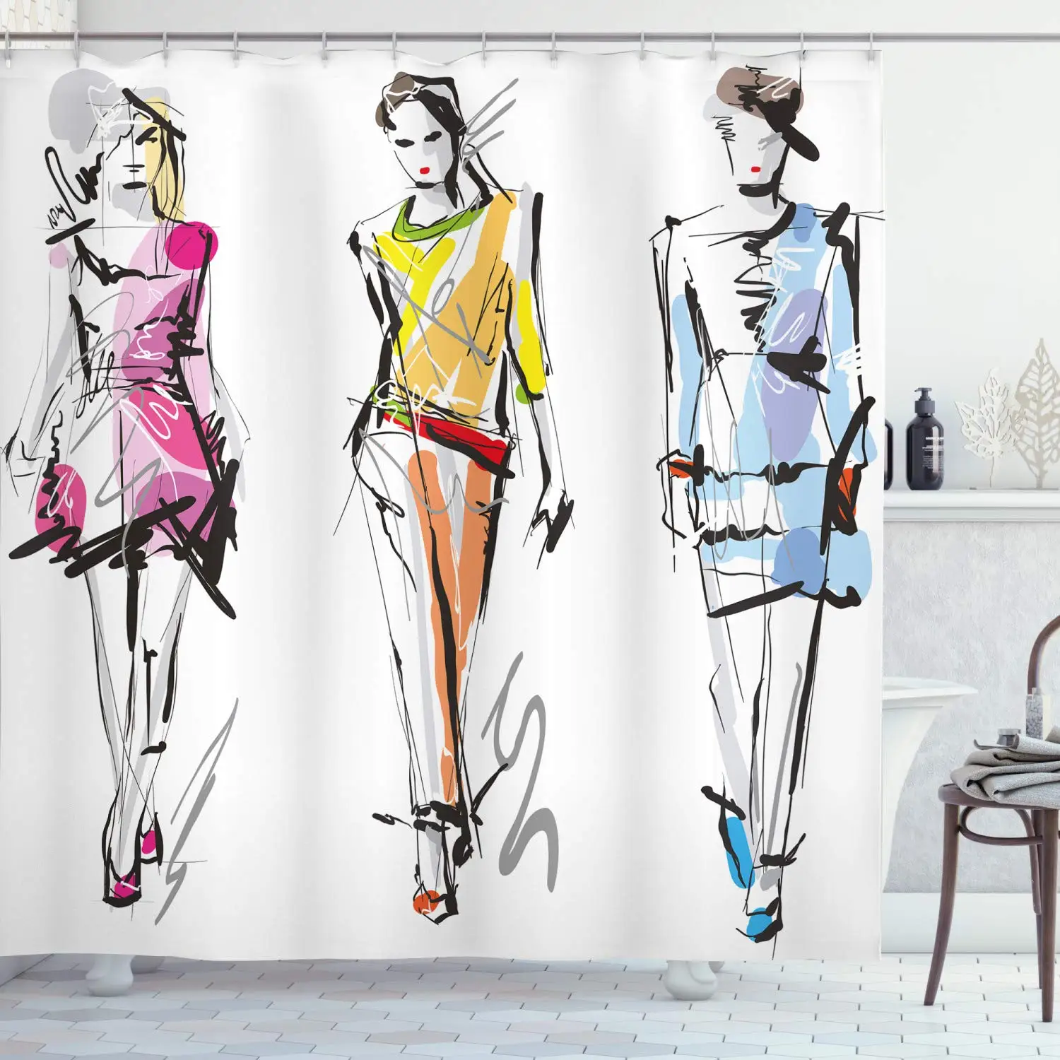 ファッション女性シャワーカーテンモデルがタブレットに座ってポ - Street Fashion Pose のレビューと価格