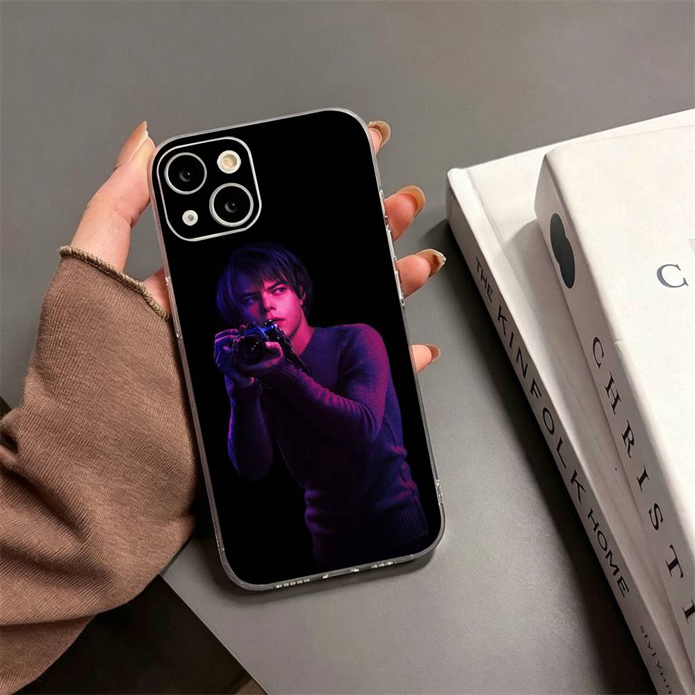英国俳優チャーリー・ヒートンのiPhone17、16、15、 - Street Fashion Store のレビューと価格