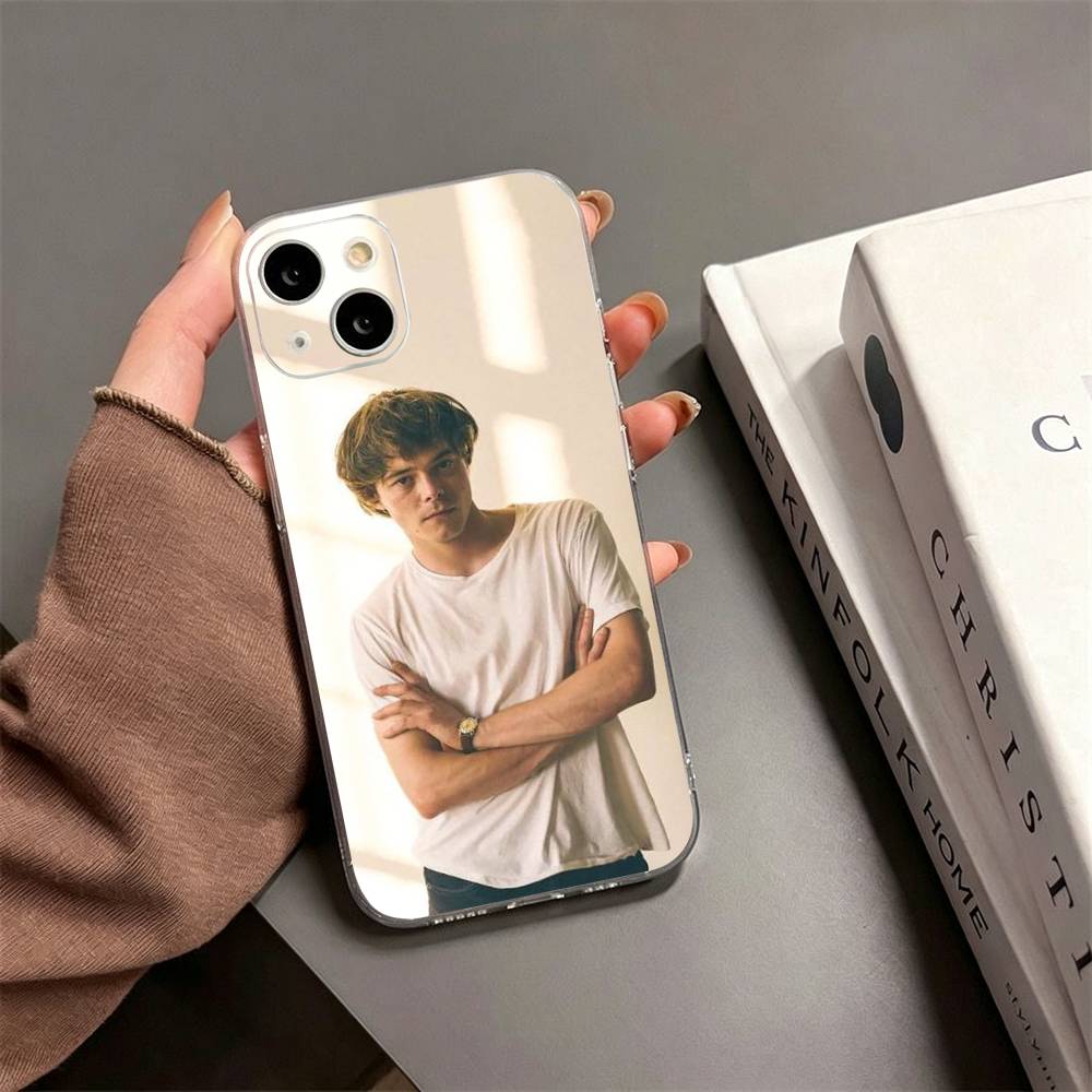英国俳優チャーリー・ヒートンのiPhone17、16、15、 - Street Fashion Store のレビューと価格